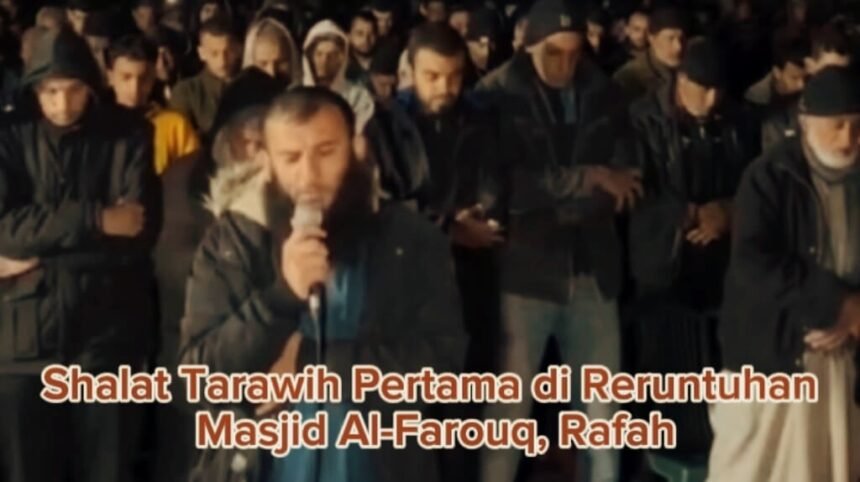 Warga Rafah di selatan Jalur Gaza berkumpul di reruntuhan Masjid Al-Farouq yang hancur untuk melaksanakan shalat Tarawih pertama, menandai awal Ramadhan dengan harapan dan ketabahan, (11/3/2024). (abdallah_alattar1999/ho)