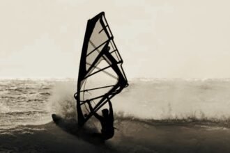 Ilustrasi Windsurfing.