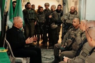 Menteri Pertahanan Yoav Gallant (kiri) mengunjungi Jalur Gaza, 13 Maret 2024. (Defense Ministry/jpost)
