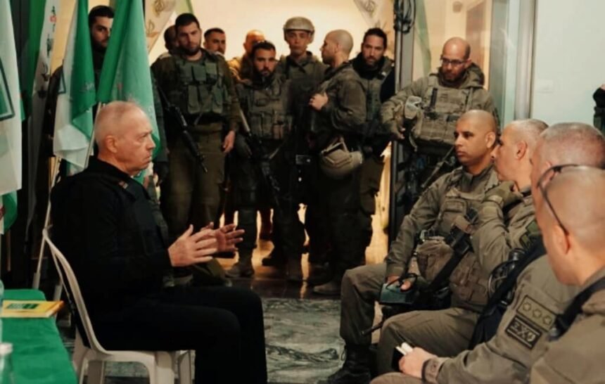 Menteri Pertahanan Yoav Gallant (kiri) mengunjungi Jalur Gaza, 13 Maret 2024. (Defense Ministry/jpost)