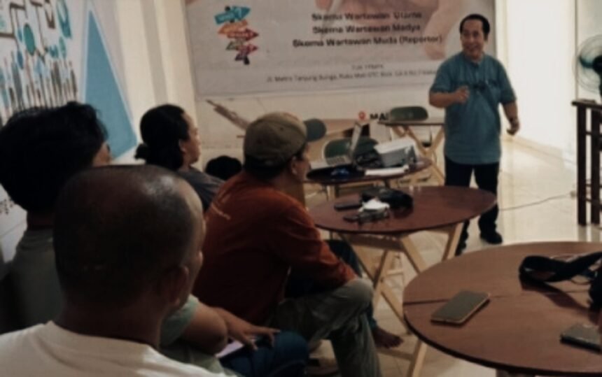 Para peserta belajar tentang berbagai aspek penting dalam dunia jurnalistik di Lembaga Pelatihan Jurnalistik dan Kehumasan, Phinisi Pers Multimedia Training Center (P2MTC) di Makassar, (14/3/2024). (dok. phinisinews/ho)