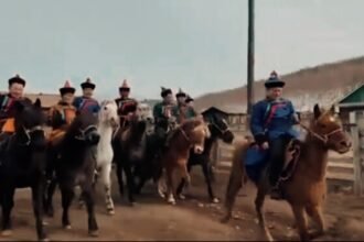 Penduduk desa yang tinggal di wilayah Siberia di Buryatia telah mengambil bagian dalam pemilihan presiden Rusia (15-17 Maret 2024) dengan gaya tradisional, menunggang kuda sambil mengenakan pakaian adat khas mereka. (geopoliticslive/ho)