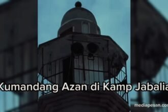 Salah satu menara masjid yang tegar berdiri meski lingkungannya hancur akibat serangan pendudukan di Kamp Jabalia.