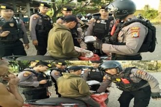 Unit Patroli 01 Presisi Samapta Polres Gowa di bawah pimpinan Kanit Turjawali Samapta Aiptu Murtala Kadir mengamankan seorang penjual miras ilegal, (25/4/2024). (tim)