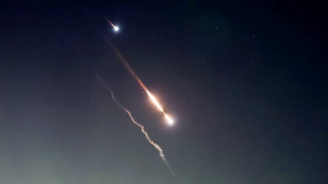 Tampak terlihat di langit di atas Yerusalem setelah Iran meluncurkan drone dan rudal ke arah Israel, (14/4/2024).