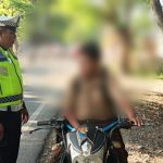 Pelajar yang kedapatan mengemudikan sepeda motor tanpa mengenakan helm, Kamis (25/4/2024).