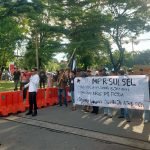 Aksi yang digelar oleh Mahasiswa Peduli Rakyat Sulawesi Selatan (MPR-Sulsel), di Polda Sulsel dan Kantor Kemenag Provinsi Sulsel terkait kasus agen travel umrah, (1/4/2024).