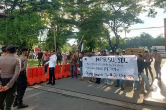 Aksi yang digelar oleh Mahasiswa Peduli Rakyat Sulawesi Selatan (MPR-Sulsel), di Polda Sulsel dan Kantor Kemenag Provinsi Sulsel terkait kasus agen travel umrah, (1/4/2024).