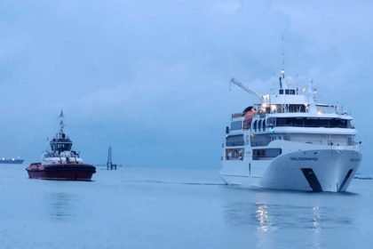 Kapal Pesiar MS Coral Geographer di perairan ke Pelabuhan Makassar, 3 April 2024.