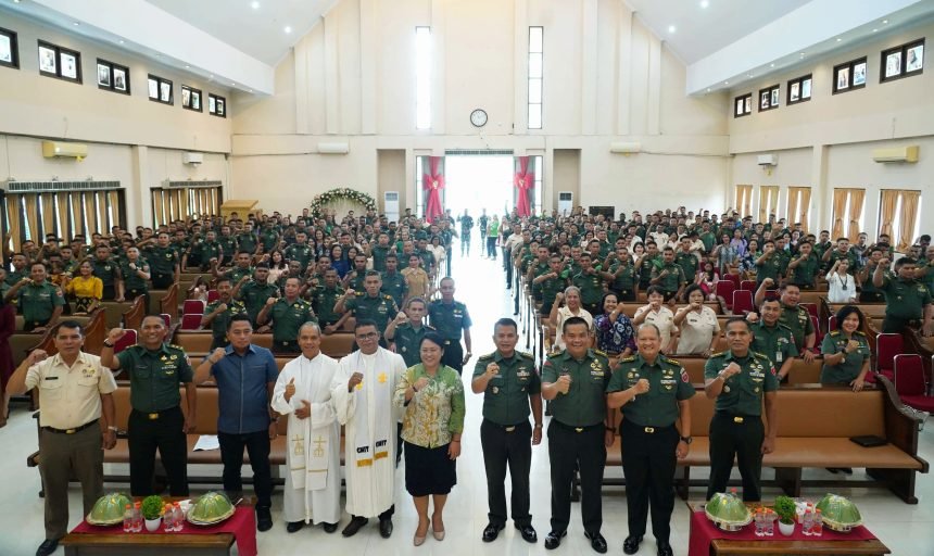 Kodam XIV Hasanuddin menggelar ibadah perayaan Paskah di Gereja Satria Kasih Batalyon Infanteri (Yonif) 700/WYC, Makassar, (4/4/2024).