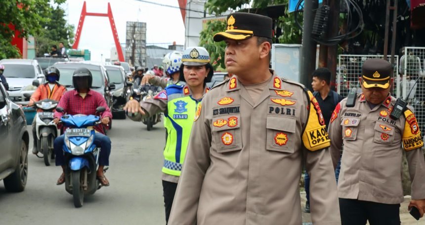 Kapolres Gowa, AKBP R.T.S Simanjuntak, S.H., S.I.K., M.M., M.I.K, bersama tim Pejabat Utama (PJU) serta Wakapolres Gowa, KOMPOL Gani, S.H,M.H, turut mengawasi dengan cermat arus mudik di wilayahnya.