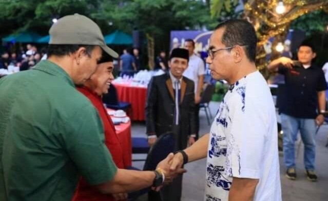 Kapolda Sulawesi Selatan, Irjen Pol Andi Rian R Djajadi, mengadakan buka puasa bersama sejumlah konten kreator dan admin media sosial (medsos) di Hotel Gammara, Jalan Metro Tanjung Bunga, Makassar, (3/4/2024).