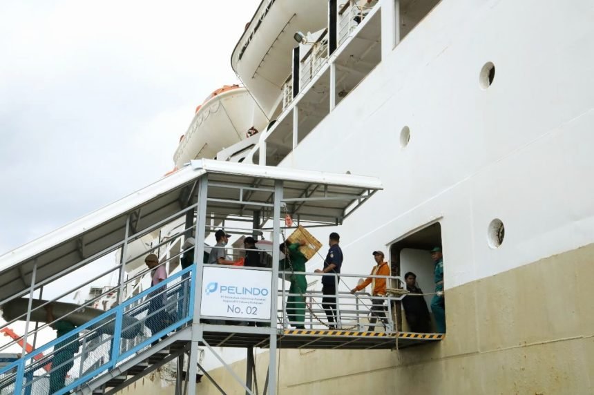 Penumpang di Pelabuhan Regional 4