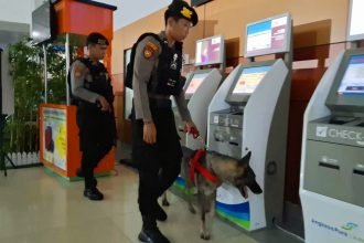 Tim dari unit Polsatwa K-9 Dit.Samapta Polda Sulsel, di Pimpin Kanit PolSatwa Iptu Samuel Ary, melakukan Patroli dan Sterilisasi di Bandara dan area keberangkatan Bandara Internasional Sultan Hasanuddin dalam mengantisipasi masuknya bahan peledak dan peredaran narkotika melalui pintu Cargo Bandara Internasional Sultan Hasanuddin, (11/4/2024).