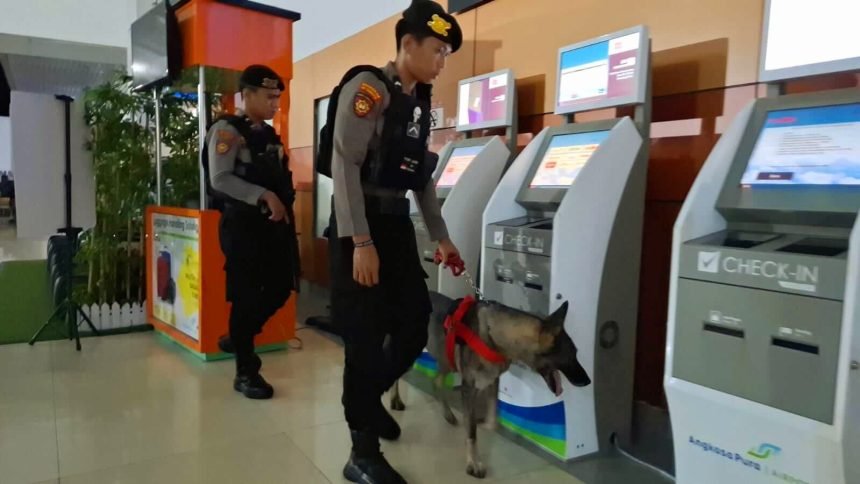 Tim dari unit Polsatwa K-9 Dit.Samapta Polda Sulsel, di Pimpin Kanit PolSatwa Iptu Samuel Ary, melakukan Patroli dan Sterilisasi di Bandara dan area keberangkatan Bandara Internasional Sultan Hasanuddin dalam mengantisipasi masuknya bahan peledak dan peredaran narkotika melalui pintu Cargo Bandara Internasional Sultan Hasanuddin, (11/4/2024).