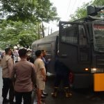 Salah satu upaya yang dilakukan oleh Polres Gowa adalah dengan mengerahkan Water Canon Satsamapta Polres Gowa untuk membantu memadamkan api yang meluas, (12/4/2024).