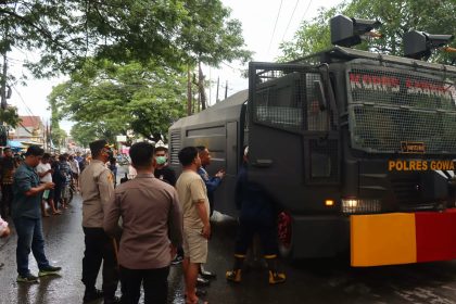 Salah satu upaya yang dilakukan oleh Polres Gowa adalah dengan mengerahkan Water Canon Satsamapta Polres Gowa untuk membantu memadamkan api yang meluas, (12/4/2024).