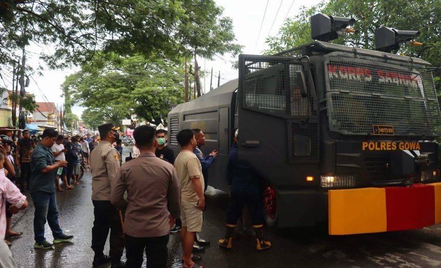 Salah satu upaya yang dilakukan oleh Polres Gowa adalah dengan mengerahkan Water Canon Satsamapta Polres Gowa untuk membantu memadamkan api yang meluas, (12/4/2024).