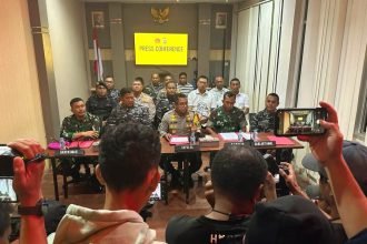 Instansi keamanan menggelar konferensi pers dan mediasi menyusul insiden perkelahian antara oknum Yon Brimob B Pelopor Polda Papua Barat dengan Pom Lantamal XIV Sorong di Kota Sorong, 14 April 2024.