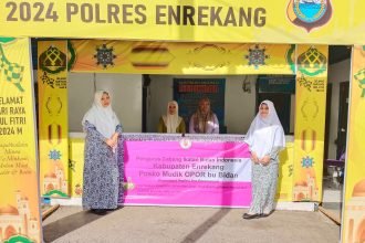 Ikatan Bidan Indonesia (IBI) Kabupaten Enrekang ikut serta pada posko gabungan mudik lebaran 2024 di posko Lantas Polres Enrekang Jalan Sultan Hasanuddin Enrekang, Minggu 14 April 2024.