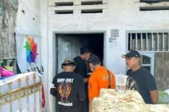 Satuan Sabhara dan Dokpol beserta unit Reskrim dari Polrestabes Makassar melakukan olah Tempat Kejadian Perkara (TKP) dalam suatu kasus di Jalan Kandea 2 Lorong 116 Makassar.