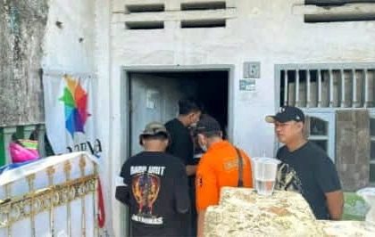 Satuan Sabhara dan Dokpol beserta unit Reskrim dari Polrestabes Makassar melakukan olah Tempat Kejadian Perkara (TKP) dalam suatu kasus di Jalan Kandea 2 Lorong 116 Makassar.