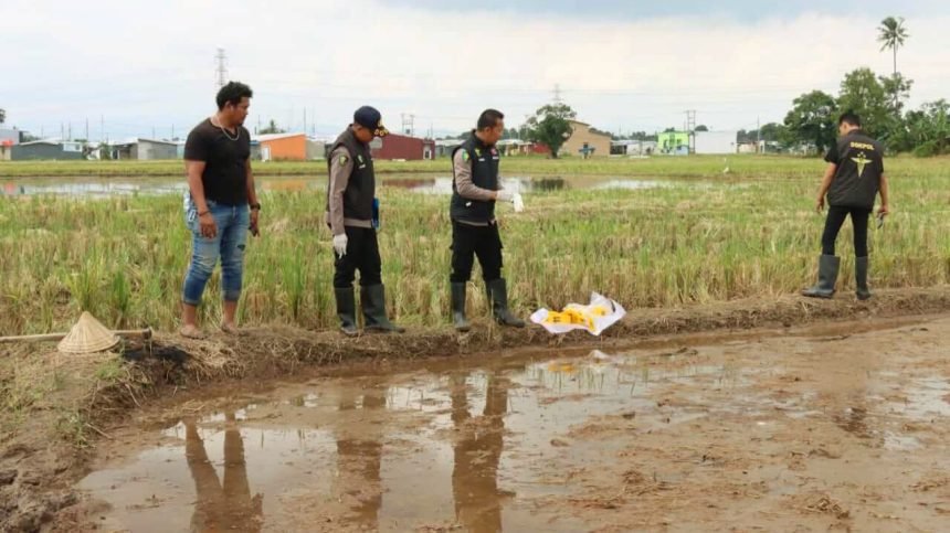 Kejadian penganiayaan yang berujung pada kematian satu orang di Lingkungan Mappala Kelurahan Pangkabinanga, Kecamatan Pallangga, Kabupaten Gowa, pada hari Selasa (16/4/2024), Pukul 08.30 WITA, situasi memenuhi TKP di sawah tersebut.