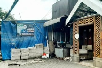 Operasional Rumah Makan (RM) Boneta (Bone Tamparang) di Jalan Perintis Kemerdekaan, Kelurahan Kapasa, Kecamatan Tamalanrea, Kota Makassar, April 2024. (jw)