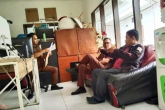 Ketua DPW LSM INAKOR Sulsel, Asri, melakukan kunjungan ke Kejaksaan Negeri Bone untuk mengetahui perkembangan kasus tindak pidana pemalsuan surat atau penggelapan, April 2024. (Foto/Restu/HO)