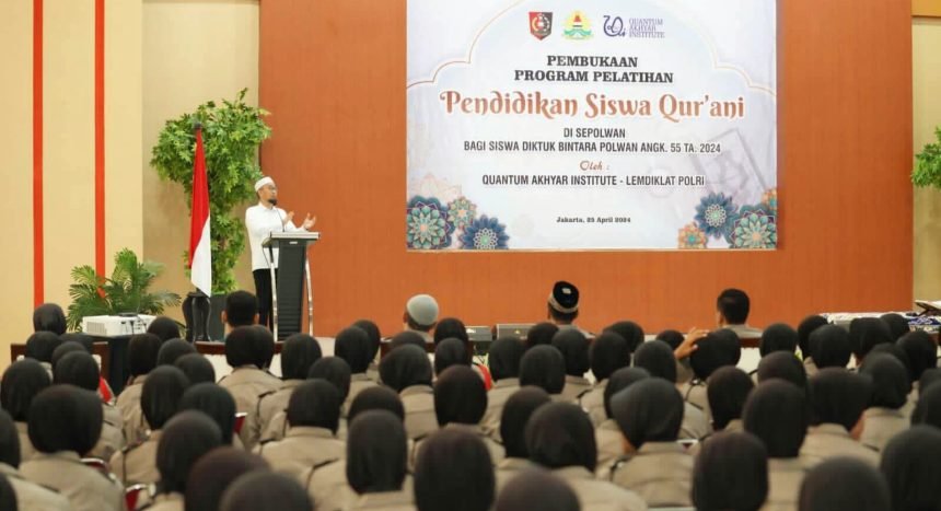 Sekolah Polisi Wanita (Sespolwan) bersama Lemdiklat Polri dan Quantum Akhyar Institute di bawah kepemimpinan Ustadz Dr. Adi Hidayat, Lc., M.A., telah membuka program pelatihan pendidikan siswa Qur'ani, (25/4/2024).