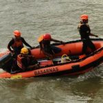 Rescuer team melakukan pencarian korban di Sungai Pappa Kabupaten Takalar, (28/4/2024).