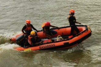 Rescuer team melakukan pencarian korban di Sungai Pappa Kabupaten Takalar, (28/4/2024).