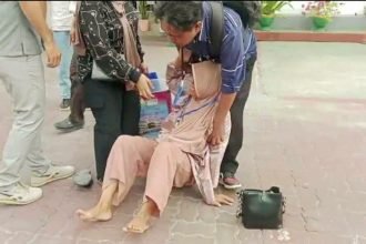 Kakak korban kasus penganiayaan tak mampu membendung emosinya sehingga terjadi insiden kecil di PN Makassar, sambil memberontak dan menangis Diana meminta keadilan ditegakkan, (29/4/2024).