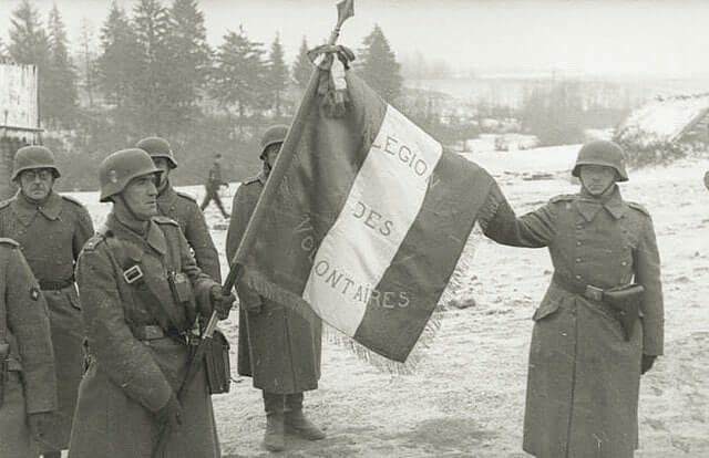 Pasukan Prancis dari Legiun Relawan Prancis Melawan Bolshevisme dan nasionalis Ukraina bergabung dengan garnisun Jerman dekat Bryansk pada Januari 1943. (Geopolitics Live/HO)