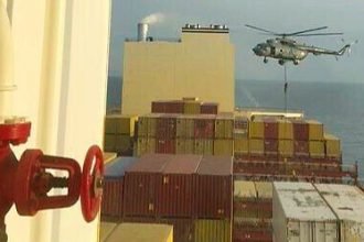 Pasukan khusus IRGC Iran turun dari helikopter Mi-17 ke atas kapal MSC ARIES di Selat Hormuz, Sabtu (13/4/2024). (Slavyangrad/HO)