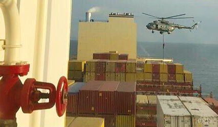 Pasukan khusus IRGC Iran turun dari helikopter Mi-17 ke atas kapal MSC ARIES di Selat Hormuz, Sabtu (13/4/2024). (Slavyangrad/HO)