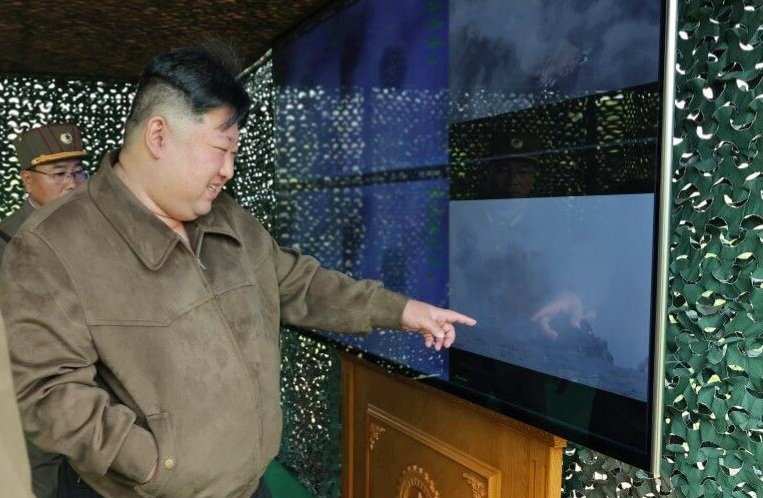 Pemimpin Korea Utara, Kim Jong Un, memandu latihan taktis gabungan, (22/4/2024). (KCNA/HO)