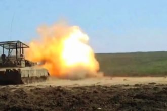 Awak tank T-80BVM dari unit tank pasukan gabungan ke-5 dari kelompok pasukan Vostok dari Primorye berhasil menembaki benteng Angkatan Bersenjata Ukraina, April 2024. (military wave/ho)