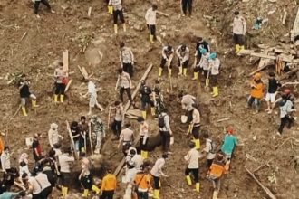 Tim SAR gabungan melakukan pencarian korban longsor di Kecamatan Makale Selatan, Desa Palangka (Pango-Pango), Tana Toraja, (15/4/2024). (Ist.)