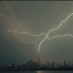 Badai hebat, hujan lebat, dan petir dahsyat melanda Dubai, ibu kota kemewahan dunia. (rtnews/tasnimnews/ho)