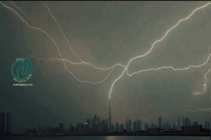 Badai hebat, hujan lebat, dan petir dahsyat melanda Dubai, ibu kota kemewahan dunia. (rtnews/tasnimnews/ho)