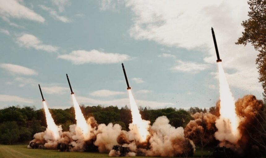 Pemimpin Korea Utara, Kim Jong Un memimpin latihan taktis pertama dengan peluncur roket super-besar, (22/4/2024). (KCNA/HO)