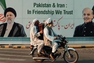 Latar spanduk kunjungan Presiden Iran, Ebrahim Raisi, ke Pakistan. (node of time/ho)