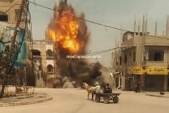 Momen menegangkan saat sebuah rumah warga di Beit Lahya, Gaza Utara, menjadi sasaran serangan udara Israel pada hari Rabu lalu (24/4/2024).