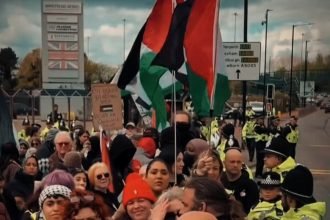 Puluhan aktivis berkumpul dengan spanduk dan poster yang menyerukan untuk menghentikan produksi teknologi militer yang dianggap mendukung pelanggaran hak asasi manusia di Gaza. Selasa, 30 April 2024