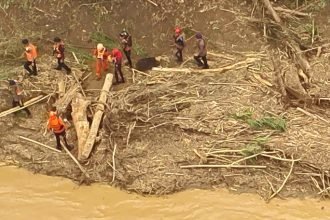 Pencarian korban jiwa dari musibah banjir yang melanda wilayah Kabupaten Luwu, Kecamatan Suli terus dilakukan oleh tim SAR gabungan, (4/5/2024). (Basarnas Makassar/HO)