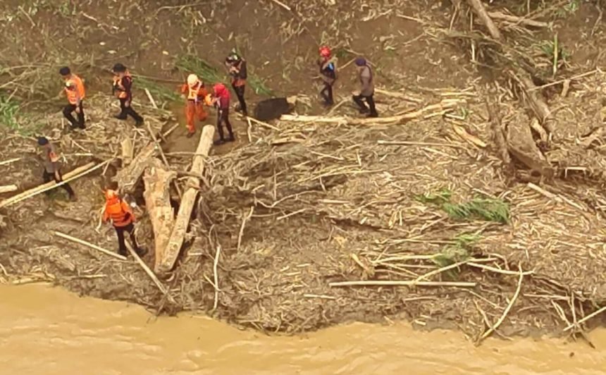 Pencarian korban jiwa dari musibah banjir yang melanda wilayah Kabupaten Luwu, Kecamatan Suli terus dilakukan oleh tim SAR gabungan, (4/5/2024). (Basarnas Makassar/HO)