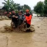 Serda Ramuddin dari Koramil 02 Suli bersama tim Basarnas bergerak cepat untuk membantu evakuasi warga yang terdampak banjir, Mei 2024.