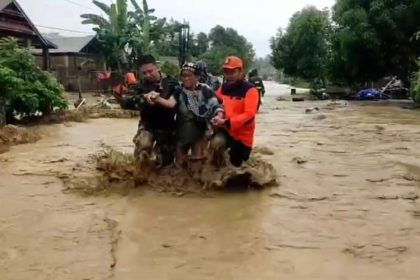 Serda Ramuddin dari Koramil 02 Suli bersama tim Basarnas bergerak cepat untuk membantu evakuasi warga yang terdampak banjir, Mei 2024.