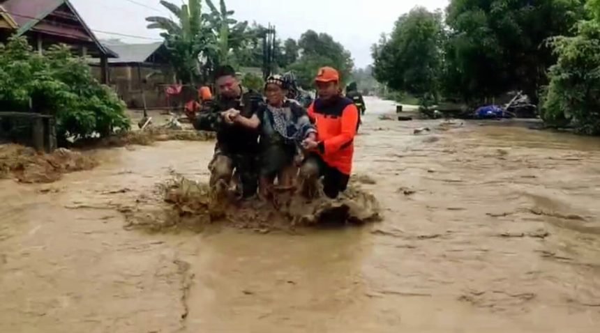 Serda Ramuddin dari Koramil 02 Suli bersama tim Basarnas bergerak cepat untuk membantu evakuasi warga yang terdampak banjir, Mei 2024.